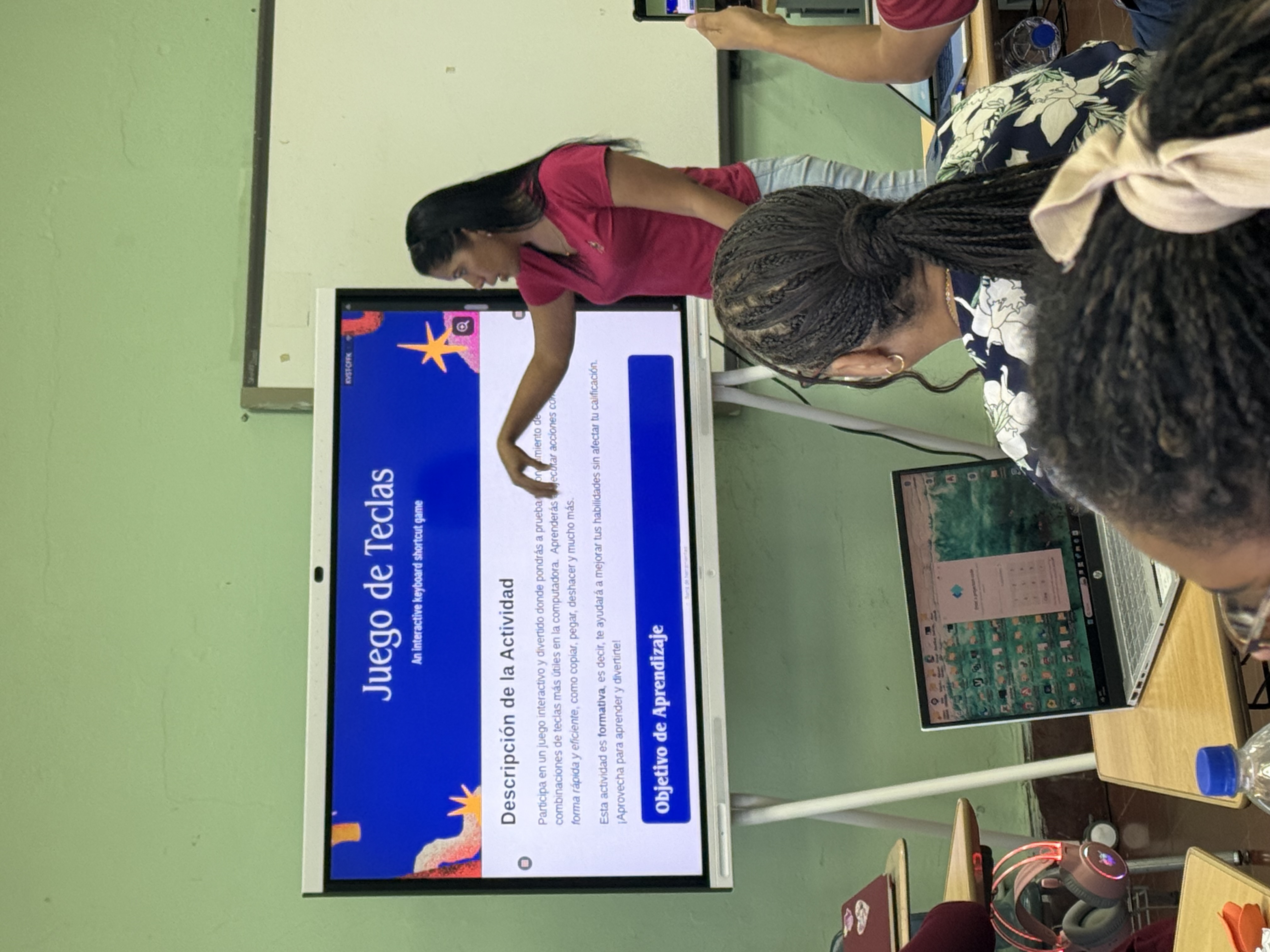 Facilitadora dictando taller con material Juego de Teclas · interactive keyboard shortcut game